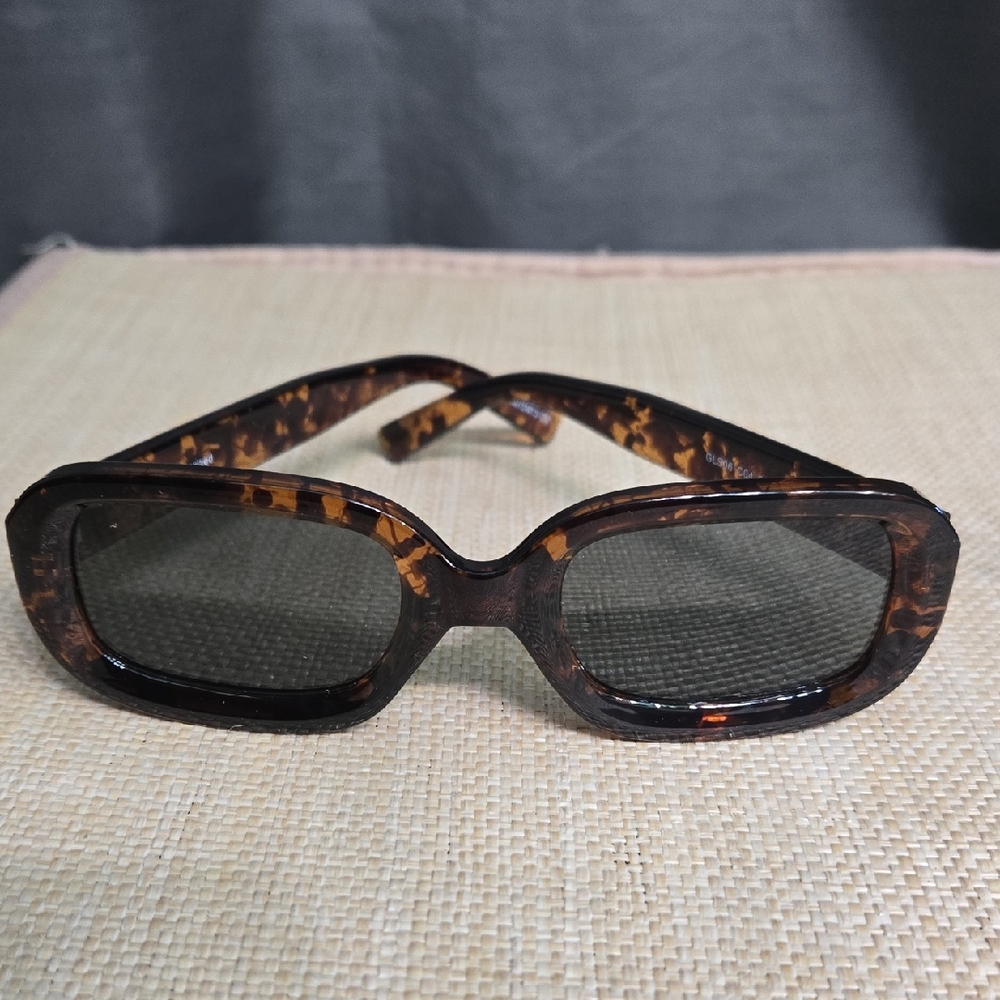 Chic Tortoise Shell Sunglasses NWOT